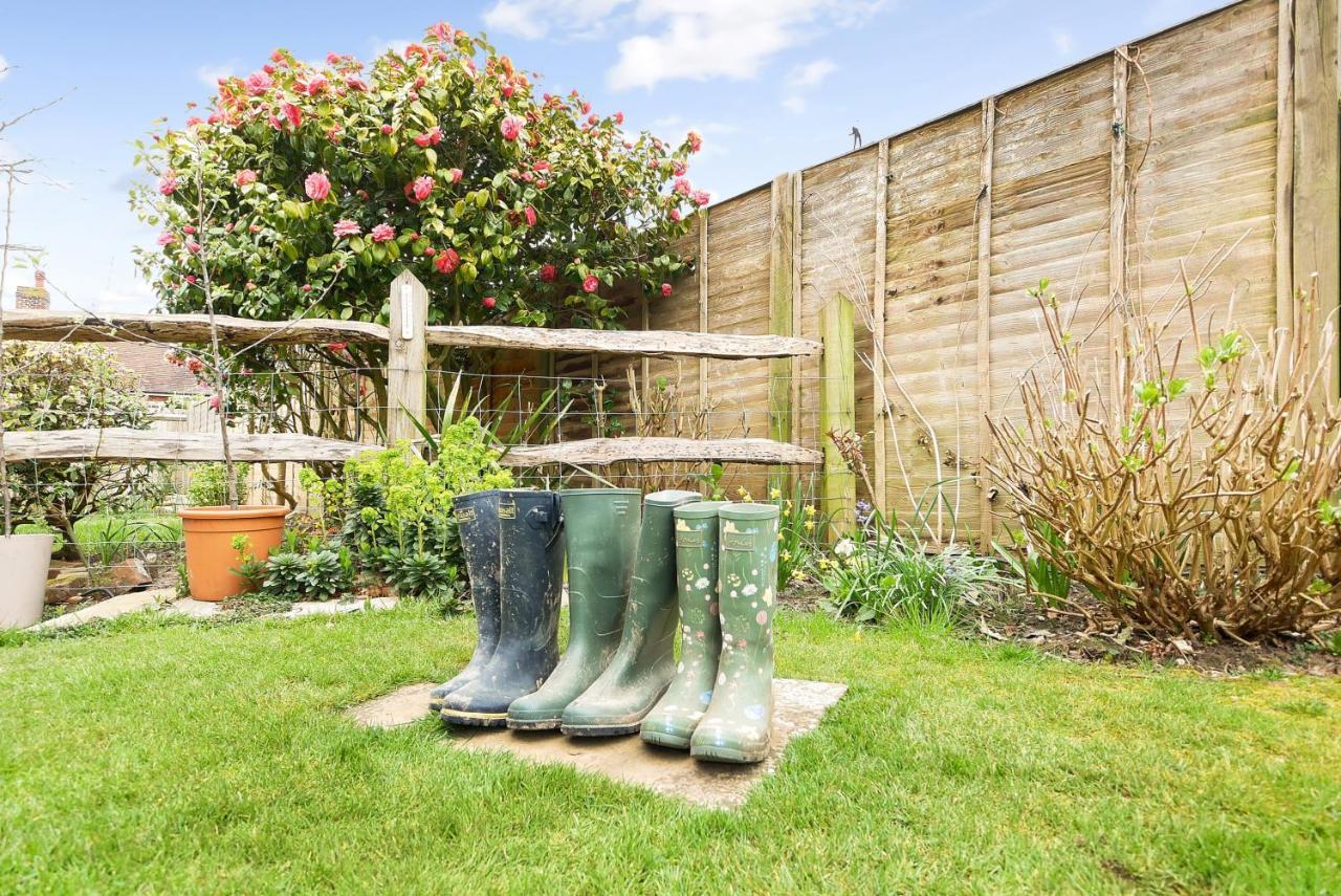 'Bramley Fall Cottage' ' On Site Ev Point - Attached Cottage,3 Separate Bedrooms -1 On Ground Level, Sleeps 6, 2 Bathrooms, Sandy Wittering Beach 8Min Drive, Rural Location, Child Friendly, Small Breed Dog Friendly, Private Parking 치체스터 외부 사진