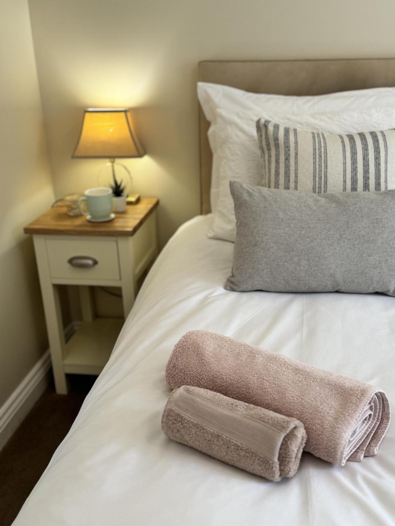 'Bramley Fall Cottage' ' On Site Ev Point - Attached Cottage,3 Separate Bedrooms -1 On Ground Level, Sleeps 6, 2 Bathrooms, Sandy Wittering Beach 8Min Drive, Rural Location, Child Friendly, Small Breed Dog Friendly, Private Parking 치체스터 외부 사진