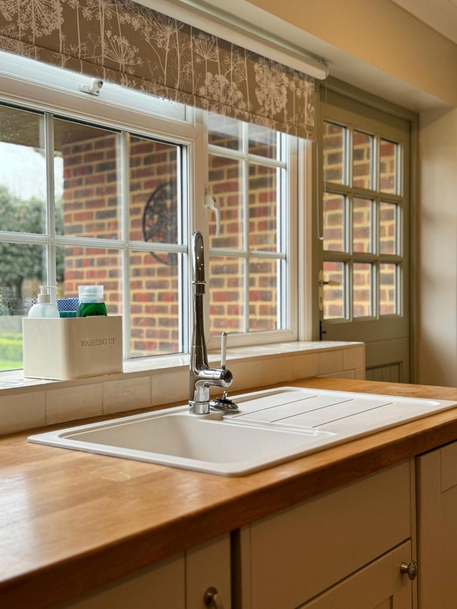 'Bramley Fall Cottage' ' On Site Ev Point - Attached Cottage,3 Separate Bedrooms -1 On Ground Level, Sleeps 6, 2 Bathrooms, Sandy Wittering Beach 8Min Drive, Rural Location, Child Friendly, Small Breed Dog Friendly, Private Parking 치체스터 외부 사진