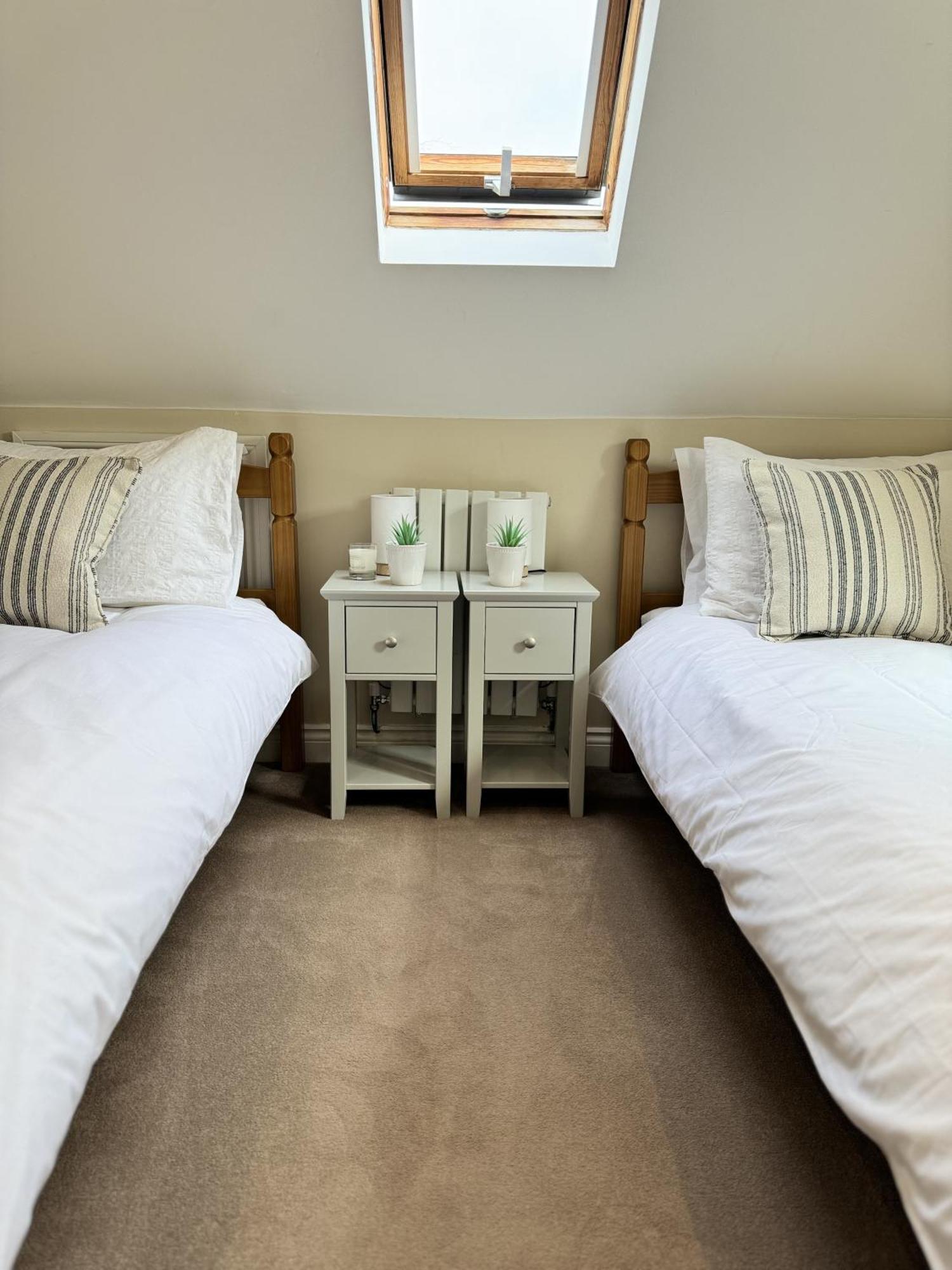 'Bramley Fall Cottage' ' On Site Ev Point - Attached Cottage,3 Separate Bedrooms -1 On Ground Level, Sleeps 6, 2 Bathrooms, Sandy Wittering Beach 8Min Drive, Rural Location, Child Friendly, Small Breed Dog Friendly, Private Parking 치체스터 외부 사진