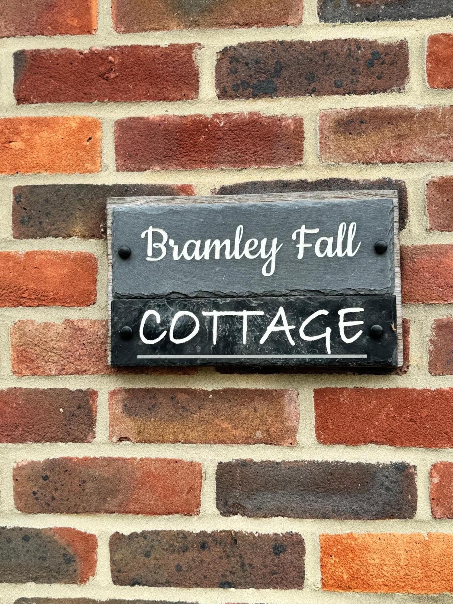 'Bramley Fall Cottage' ' On Site Ev Point - Attached Cottage,3 Separate Bedrooms -1 On Ground Level, Sleeps 6, 2 Bathrooms, Sandy Wittering Beach 8Min Drive, Rural Location, Child Friendly, Small Breed Dog Friendly, Private Parking 치체스터 외부 사진